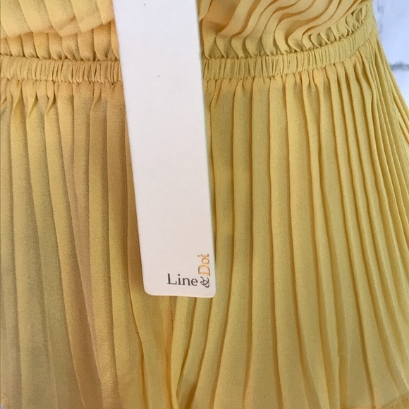 Line and Dot Sleeveless Yellow Pleated top size medium new with tags - Picture 6 of 7